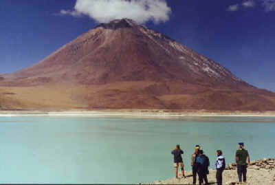 Laguna Verde, al fondo el volcan Licancabur 5935 msnm