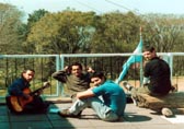 La Terraza en un momento de ocio: tocando la guitarra Martin Yaya ,Fernando Zanona 'el hermano mayor de Jo"  escuchando Hector "lechuga" Ball  y Ale Nues Ramos