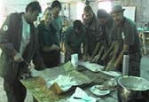 El grupo de cocina, preparando unos riquiisimos oquis, ayudados por Ricardo Pereyra