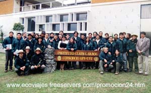 Foto del fin de curso en la entrada de la Residencia Universitaria de Horco Molle donde se enceuntra la sede del Inst. Claes Olrog