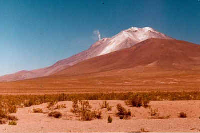 Volcan Ollague, vista de explosiones y fumarolas en el crater